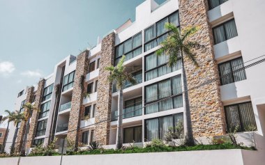 Playa del Carmen Quintana Roo Mexico 01. Temmuz 2024 Modern tipik binalar ve mimari oteller Meksika 'da palmiye ağacı olan tropik cennetteki tatil beldeleri ve daireler.