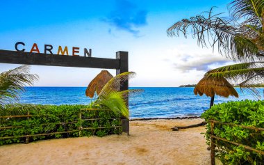 Playa del Carmen Quintana Roo Meksika 02. Temmuz 2024 Renkli Playa del Carmen, Playa del Carmen Quintana Roo Meksika 'daki Punta Esmeralda plajında işaret levhası..