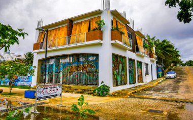 Playa del Carmen Quintana Roo Meksika 05. Temmuz 2024 Beryl Kasırgası için koruma hazırlanıyor. Şiddetli rüzgar fırtınası ve sağanak sokak arabalarının çatıları..