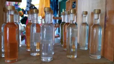 Küçük ruhlar ve içki şişeleri Zicatela Puerto Escondido Oaxaca Meksika 'daki ahşap rafta..