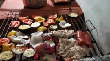 Izgara parti ızgara sebze soğan patlıcan ve et balığı sosisi Playa del Carmen Quintana Roo Mexico 'da.