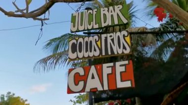 Zicatela Puerto Escondido Oaxaca Mexico 'daki bir restorana giriş ve bilgi panosu..