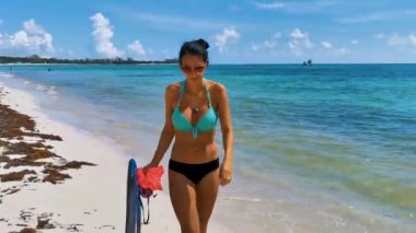 Seksi kadın Playa del Carmen Quintana Roo Meksika sahilinde ölü bir balık buldu..