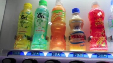Güney Asya 'daki Phla Ban Chang Bölgesi Rayong Tayland' daki buzdolabında bir sürü renkli meşrubat ve enerji içeceği var..