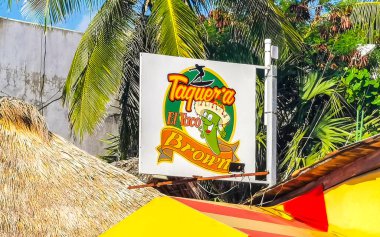 Zicatela Puerto Escondido Oaxaca Meksika 'daki bir kafeye giriş ve bilgi panosuna imza atın..