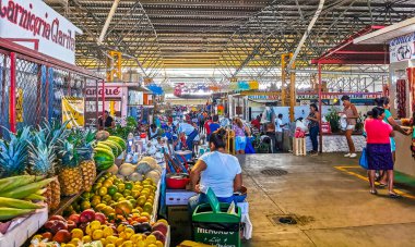 Meksika yerel pazarında Zicatela Puerto Escondido Oaxaca Meksika 'da meyve hediyelik eşya ve yiyecek stantları var..
