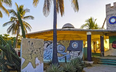 Grafiti ve tablolar Zicatela Puerto Escondido Oaxaca 'nın sokaklarında..