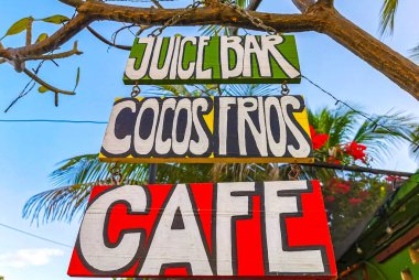 Zicatela Puerto Escondido Oaxaca Mexico 'daki bir restorana giriş ve bilgi panosu..