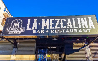 Zicatela Puerto Escondido Oaxaca Meksika 'daki bir kafeye giriş ve bilgi panosuna imza atın..