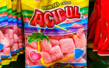 Zicatela Puerto Escondido Oaxaca Meksika 'daki süpermarkette paketlenmiş jelibon şekerlemeleri..