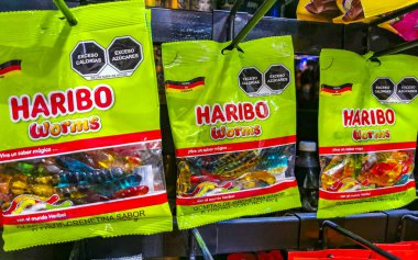 Zicatela Puerto Escondido Oaxaca Meksika 'daki süpermarkette paketlenmiş jelibon şekerlemeleri..