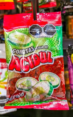Zicatela Puerto Escondido Oaxaca Meksika 'daki süpermarkette paketlenmiş salatalıklı jelibon şekerli ayıcıklar..