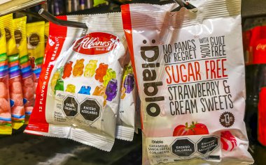 Zicatela Puerto Escondido Oaxaca Meksika 'daki süpermarkette paketlenmiş jelibon şekerlemeleri..