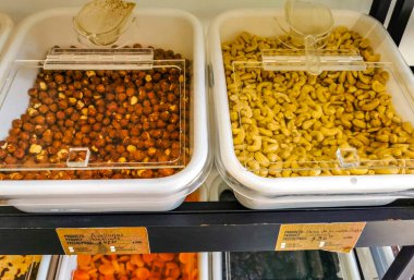 Self servis organik ürünler, Meksika 'daki Zicatela Puerto Escondido Oaxaca' daki kavanozlarda meyve ve konteynır tohumları..