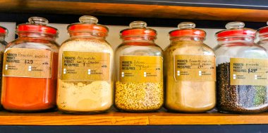 Self servis organik ürünler, Meksika 'daki Zicatela Puerto Escondido Oaxaca' daki kavanozlarda meyve ve konteynır tohumları..