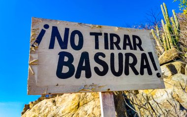 Lütfen Zicatela Puerto Escondido Oaxaca 'ya çöp atmayın..