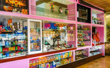 Havaalanı iç mimari mağazaları ve Zicatela Puerto Escondido Oaxaca Meksika 'daki insanlar.