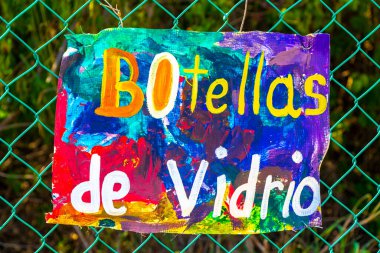 Playa del Carmen Quintana Roo Meksika 'daki atık kirliliği ve çöp hakkında park işaretleri ve bilgiler.