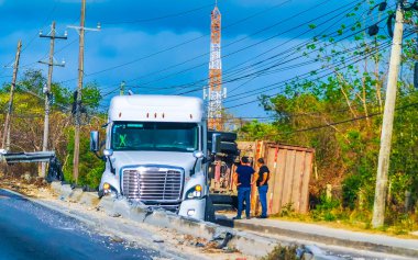 Ciddi bir kaza oldu. Kamyon köprüden düştü ve Puerto Aventuras Quintana Roo Mexico 'da devrildi..