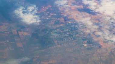 Meksika üzerinde bir uçakta uçmak volkanlar dağlar tarım arazisi rüzgar türbinleri ve Meksika 'da çöl manzarası..