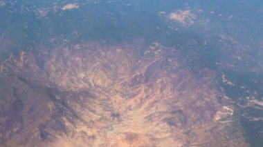 Meksika üzerinde bir uçakta uçmak volkanik bulutlar dağlar ve Meksika 'daki çöl manzarası..