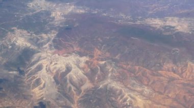 Meksika üzerinde bir uçakta uçmak volkanik bulutlar dağlar ve Meksika 'daki çöl manzarası..