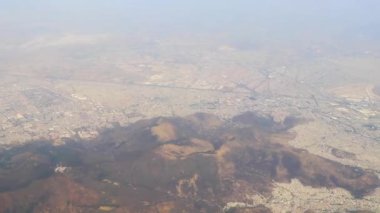 Meksika üzerinde bir uçakla uçmak Gökyüzü Yanardağları Dağları Şehir ve Meksika 'da çöl.