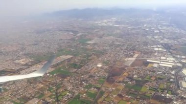 Meksika üzerinde bir uçakla uçmak Gökyüzü Yanardağları Dağları Şehir ve Meksika 'da çöl.
