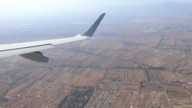 Meksika üzerinde bir uçakla uçmak Gökyüzü Yanardağları Dağları Şehir ve Meksika 'da çöl.