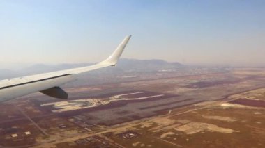 Meksika üzerinde bir uçakla uçmak Gökyüzü Yanardağları Dağları Şehir ve Meksika 'da çöl.