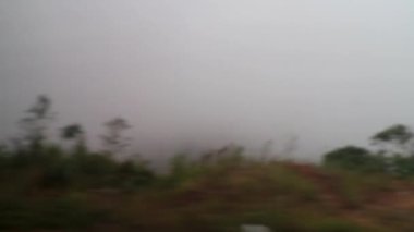 Güneydoğu Asya 'daki Vientiane Vilayeti Laos' un engebeli yollarında tozlu ve yüksek dağ manzarasının en tehlikeli yolundan geçerek.