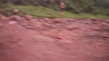 Güneydoğu Asya 'daki Vientiane Vilayeti Laos' un engebeli yollarında tozlu ve yüksek dağ manzarasının en tehlikeli yolundan geçerek.