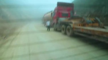 Güneydoğu Asya 'daki Vientiane Eyaleti Laos' ta tehlikeli ve yüksek bir dağ manzarasında kamyon sürmek..