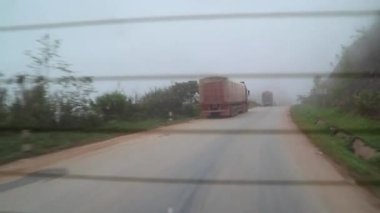 Güneydoğu Asya 'daki Vientiane Eyaleti Laos' ta tehlikeli ve yüksek bir dağ manzarasında kamyon sürmek..