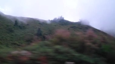Güneydoğu Asya 'daki Vientiane Eyaleti Laos' ta, tozlu ve yüksek dağ manzarasından geçiyoruz..