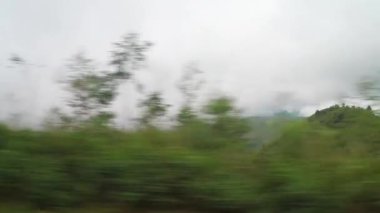 Güneydoğu Asya 'daki Vientiane Eyaleti Laos' ta, tozlu ve yüksek dağ manzarasından geçiyoruz..