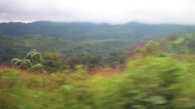 Güneydoğu Asya 'daki Vientiane Eyaleti Laos' ta, tozlu ve yüksek dağ manzarasından geçiyoruz..