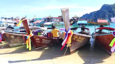 Koh Phi Phi Krabi Tayland 22 numara. Ekim 2018 Tayland Uzunkuyruklu tekneleri, Ao Nang Krabi Tayland 'daki Koh Phi Phi Don adasındaki kireçtaşı kayaları ve turkuaz su arasındaki meşhur sahil gölünde..