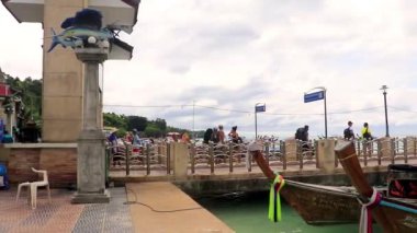 Koh Phi Phi Krabi Tayland 23 numara. Ekim 2018 Tayland uzun kuyruklu tekneleri ve feribot iskelesi Kireçtaşı kayaları ve turkuaz su arasında Koh Phi Phi Don Adası, Ao Nang Krabi Tayland.