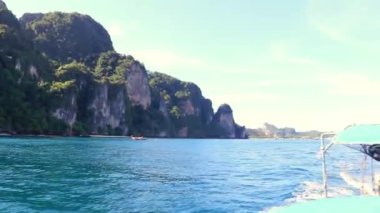 Koh Phi Phi Krabi Tayland 22 numara. Ekim 2018 'de Tayland uzun kuyruklu tekneleri ile ünlü sahil lagününden Kireçtaşı kayaları ve turkuaz su arasında Koh Phi Phi Don adasında Ao Nang Krabi Tayland' da.