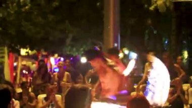 Ao Nang Krabi Tayland 21. Ekim 2018 Yerel Tayland halkı, Güneydoğu Asya 'daki Ao Nang Amphoe Mueang Krabi Tayland' daki Koh Phi Phi Don adasında gece hayatı hakkında yangın gösterisi düzenledi..