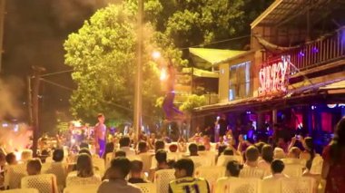 Ao Nang Krabi Tayland 21. Ekim 2018 Yerel Tayland halkı, Güneydoğu Asya 'daki Ao Nang Amphoe Mueang Krabi Tayland' daki Koh Phi Phi Don adasında gece hayatı hakkında yangın gösterisi düzenledi..
