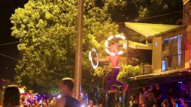 Ao Nang Krabi Tayland 21. Ekim 2018 Yerel Tayland halkı, Güneydoğu Asya 'daki Ao Nang Amphoe Mueang Krabi Tayland' daki Koh Phi Phi Don adasında gece hayatı hakkında yangın gösterisi düzenledi..