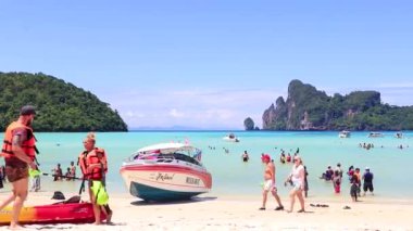 Koh Phi Phi Don Krabi Tayland 22 numara. Ekim 2018 Kireçtaşı kayaları arasında turistlerle tekneler arasında Ao Nang Krabi Tayland 'daki Koh Phi Phi Don adasında güzel bir plaj gölü manzarası.