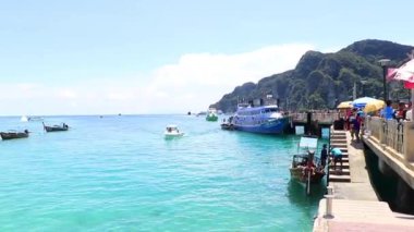 Güneydoğu Asya 'daki Ao Nang Amphoe Mueang Krabi Tayland' daki Koh Phi Phi Don adasındaki feribot ve tekne iskelesi..