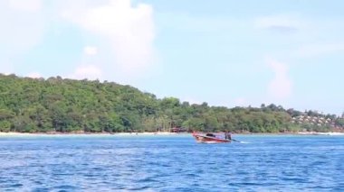 Güneydoğu Asya 'daki Ao Nang Amphoe Mueang Krabi Tayland' daki Koh Phi Phi Don adasında yüzer..