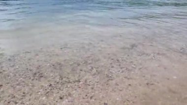 Güneydoğu Asya 'daki Ao Nang Amphoe Mueang Krabi Tayland' daki Koh Phi Don adasında deniz dalgaları ve kumlu tropik güzel bir sahil..
