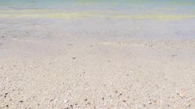 Güneydoğu Asya 'daki Ao Nang Amphoe Mueang Krabi Tayland' daki Koh Phi Don adasında deniz dalgaları ve kumlu tropik güzel bir sahil..