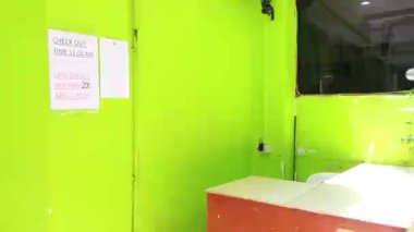 Güneydoğu Asya 'daki Ao Nang Amphoe Mueang Krabi Tayland' daki Koh Phi Phi Don adasında ucuz ve kirli bir otel odası..