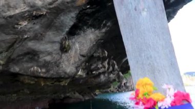 Uzun kuyruklu teknelerle Ao Nang Krabi Tayland 'daki Koh Phi Phi Leh adasındaki kireçtaşı kayaları ve turkuaz su arasındaki meşhur sahil lagünündeki geziye..